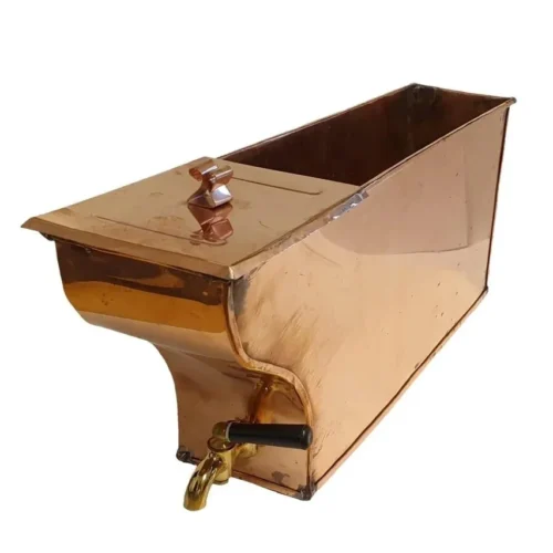 Kopparfärgad vattencistern med lock och liten knopp står fotograferad mot vit bakgrund. En tappkran med svart handtag sitter framtill för att tappa vatten, och behållaren är rektangulär med sned, öppen ovansida.